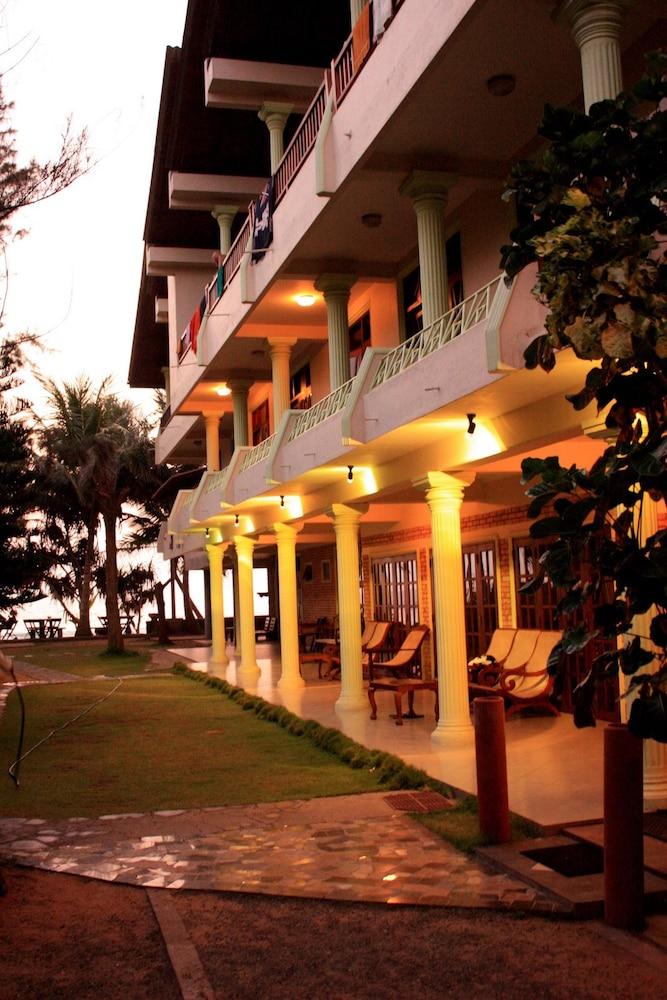 Time N Tide Beach Resort Hikkaduwa Dış mekan fotoğraf