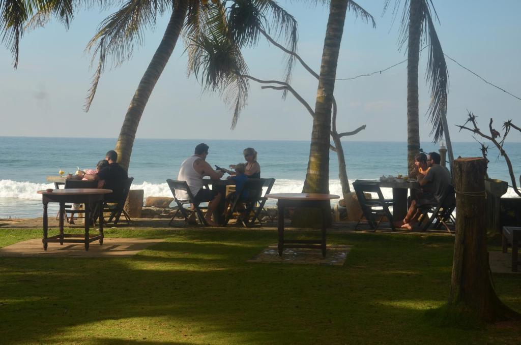Time N Tide Beach Resort Hikkaduwa Dış mekan fotoğraf